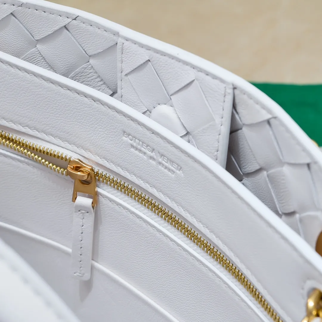 Batch 1960 BOTTEGA VENETA 2024 spring and summer new small ANDIAMO chain bag is also available! 🔥🔥I believe many friends have been waiting for a long time. The metallic chain adds a touch of sophistication to the original softness and elegance of Andiamo. The collision of classic craftsmanship and elegance creates a different kind of beauty. Style number: 6008 Size: 25*22*10.5cm
